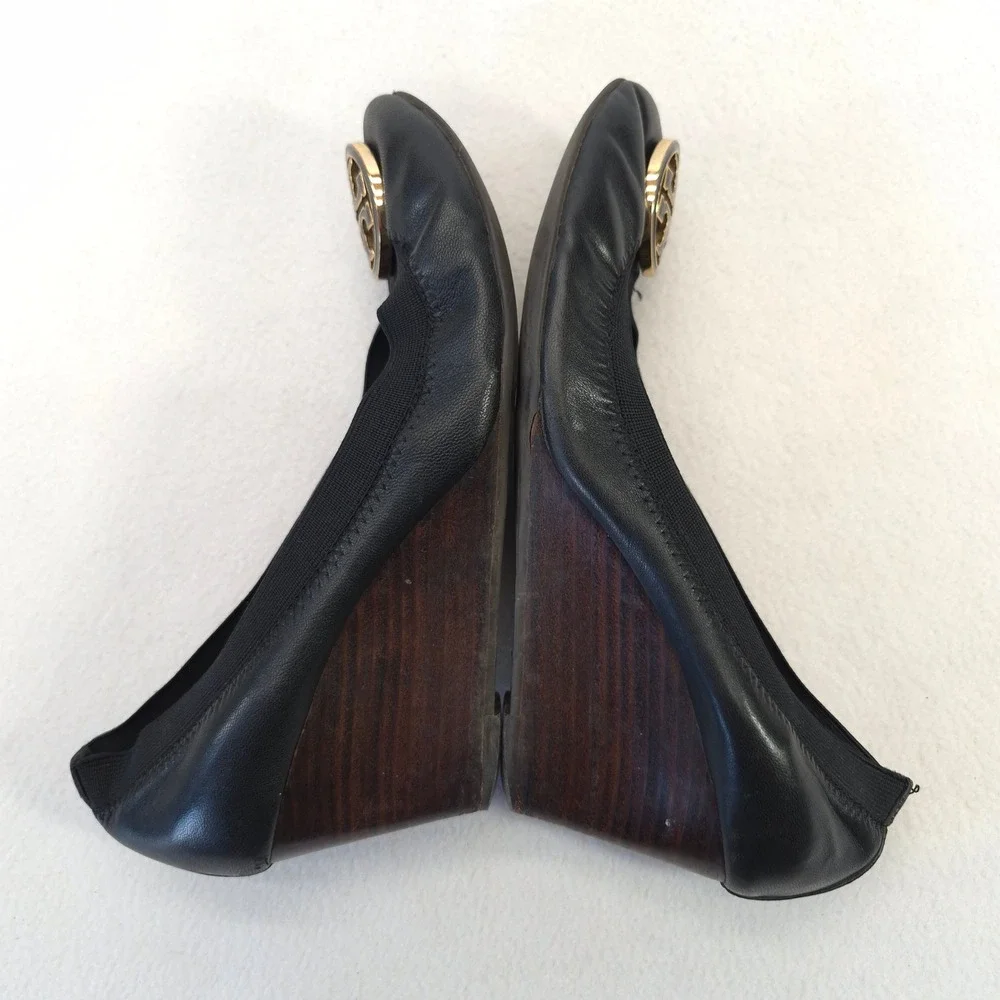 Tory Burch Sally Wedge Black Leather Gold Logo Medallion Pumps Heels 8.5